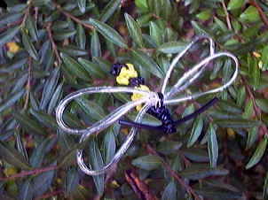 Biene aus Plastikschnüren